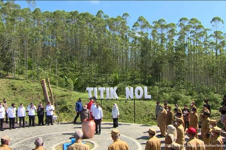 Keterangan Foto: Gubernur Nova saat menyerahkan Tanah dan Air yang dibawa dari Aceh ke calon ibu kota baru negara kepada Presiden RI, Joko Widodo. (Foto: Setneg)