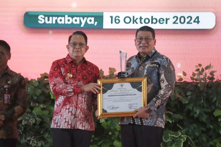 Plt Bupati Malang Didik Gatot Subroto menerima penghargaan Awards Peduli Ketahanan Pangan 2024 dari Pj Gubernur Jatim Adhy Karyono dalam Peringatan Hari Pangan Sedunia ke-44 Tahun 2024 Tingkat Jatim di JX International Convention Exhibition (Jatim Expo), Kota Surabaya, Rabu (16/10/2024). 