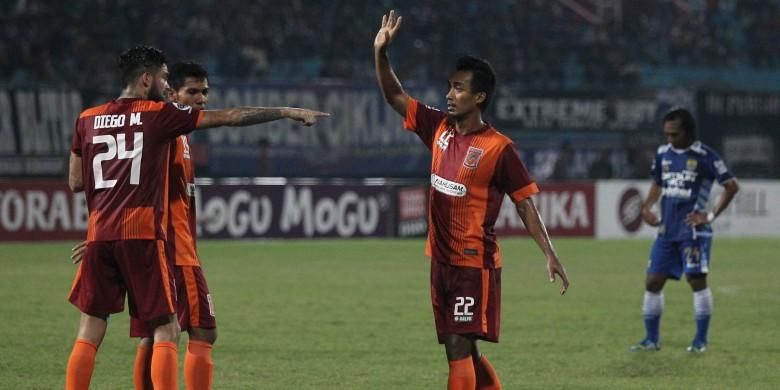 Pemain Pusamania Borneo FC, Sultan Samma (tengah), melakukan selebrasi dan mendapat sambutan dari rekan-rekannya setelah sukses membobol gawang Persib Bandung dalam lanjutan pertandingan Grup C Piala Jenderal Sudirman di Stadion Gelora Delta, Sidoarjo, Jumat (27/11/2015). Borneo FC menang 2-0.