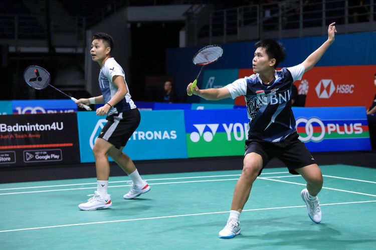 Pasangan ganda putri Indonesia Apriyani Rahayu/Siti Fadia Silva Ramadhanti saat tampil pada babak 32 besar Malaysia Open 2023 melawan Lee Chia Hsin/Teng Chun Hsun (Taiwan) di Lapangan 1 Axiata Arena, Kuala Lumpur, Malaysia, Selasa (10/1/2023). Apriyani/Fadia menang 21-16, 21-15, atas Lee/Teng dan lolos ke babak 16 besar Malaysia Open 2023.