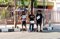 Mahasiswa 'Adem', Seniman Gelar Aksi Diam di Depan Kantor DPRD Salatiga