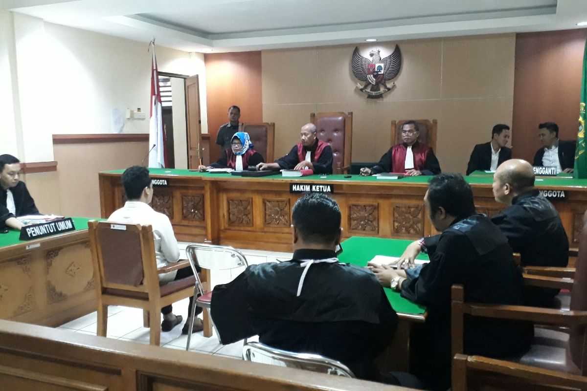 Suasana sidang lanjutan terdakwa kasus pembunuh satu keluarga di Bekasi, Harris Simamora di Pengadilan Negeri Bekasi, Rabu (24/4/2019).