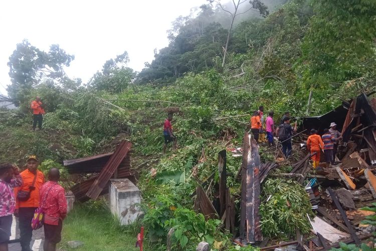 Proses evakuasi korban dilakukan Basarnas dan Polisi dibantu Warga di Distrik Minyambouw Kabupaten Pegunungan Arfak Papua Barat 