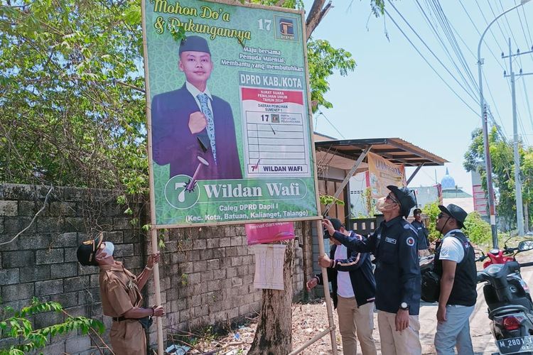 Bawaslu Sumenep copot baliho caleg yang curi start Kampanye, Rabu (22/11/2023). 
