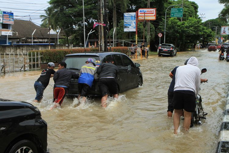 Kondisi banjir yang terjadi di Palembang, Sumatera Selatan akibat diguyur hujan, Sabtu (25/12/2021) dini hari.