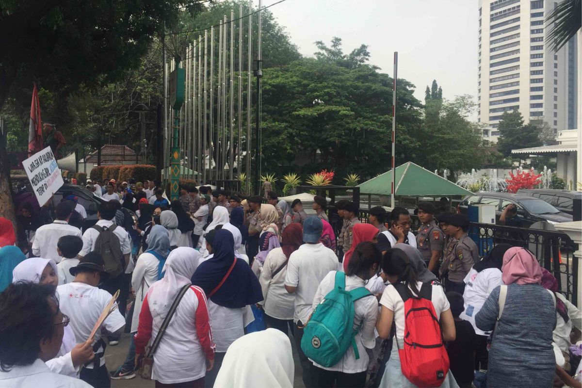 Massa yang berasal dari Jaringan Rakyat Miskin Kota (JRMK), dan Serikat Becak Jakarta (Sebaja) melakukan aksi di depan Balai Kota DKI Jakarta menuntut agar Gubernur DKI Jakarta Anies Baswedan tidak maju pada pemilihan presiden 2019, Senin (23/7/2018).