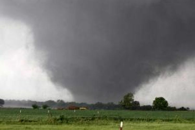 Tornado melintasi selatan Kota Oklahoma Senin, 20 Mei 2013. Tornado mengerikan bergelora di Kota Oklahoma, meratakan seluruh lingkungan dengan kecepatan angin hingga 200 mph.