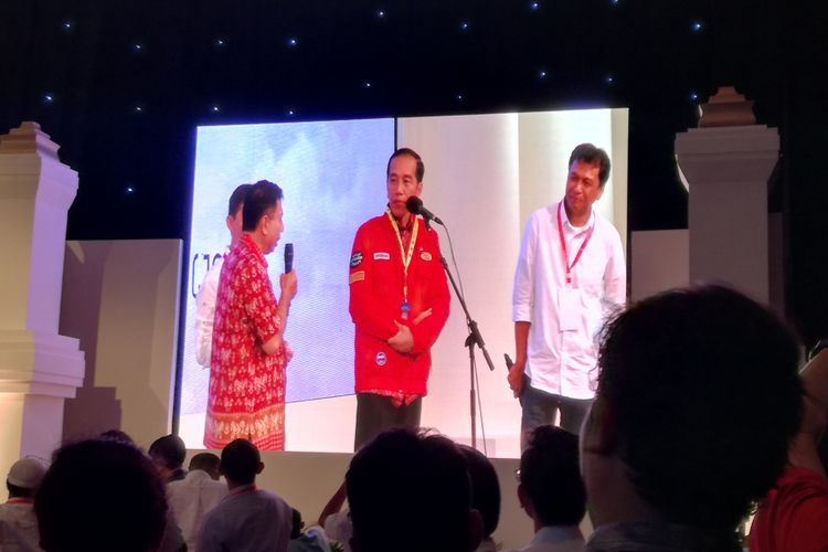 Presiden Joko Widodo berbincang-bincang bersama tiga alumni UGM dalam reuni Keluarga Alumni Universitas Gadjah Mada (Kagama) di Jakarta Convention Center (JCC), Sabtu (22/9/2018)