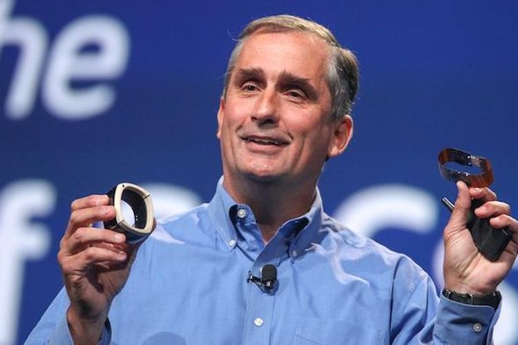 CEO Intel Brian Krzanich memamerkan pra-rupa gelang yang memakai prosesor Quark, keluarga prosesor Intel yang dibangun dengan proses fabrikasi 14 nano meter.