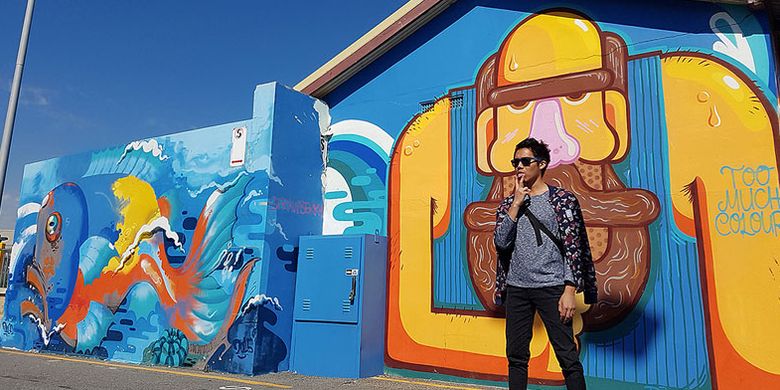 Seorang pengunjung berfoto di depan mural berwarna-warni di Fremantle, bagian dari kawasan kota Perth.