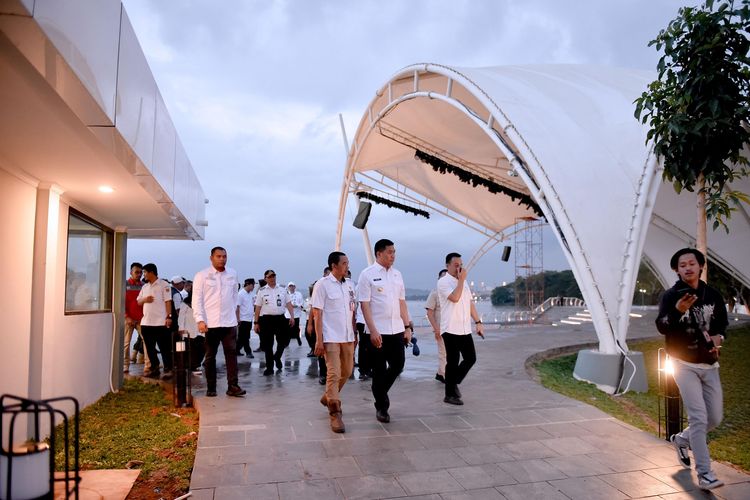 Wali Kota (Walkot) Samarinda Andi Harun saat meninjau progres pembangunan Teras Samarinda, Rabu (4/9/2024). 
