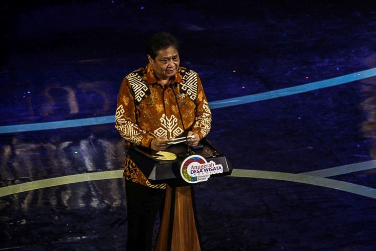 Menko Perekonomian Airlangga Hartarto memberikan sambutan pada acara Malam Anugerah Desa Wisata Indonesia 2021 di Jakarta, Selasa (7/12/2021). Anugerah Desa wisata tersebut diselenggarakan agar 57 ribu desa di seluruh Indonesia yang memiliki daya tarik wisata termotivasi untuk mengembangkan desa sehingga menjadi penggerak ekonomi tingkat desa melalui desa wisata.