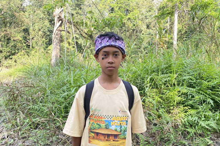 Mengenal Hutan Sejak Kecil, Vano Kini Dampingi Wisatawan di Kampung Adat Kuta
