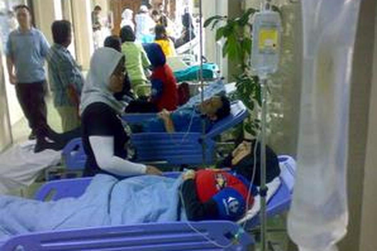 Karyawan Carrefour Ratu Plaza, Jakarta Selatan, dirawat di RS Pusat Pertamina, Minggu (4/5). Sistem udara yang buruk membuat mereka lemas, mual dan muntah.