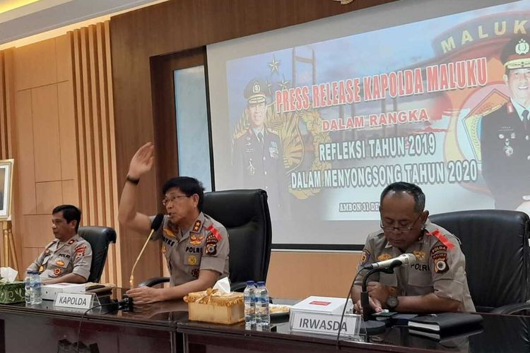 Kapolda Maluku, Irjen Pol Royke Lumowa didampingi Wakapolda Maluku, Brigjen Pol Teguh Suwarno  dan Irwasda Polda Maluku, Kombes Pol Sungkono saat menyampaikan keterangan pers akhir tahun di kantor Polda Maluku, Selasa (31/12/2019)