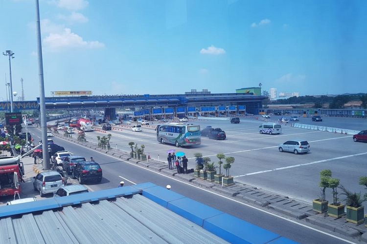 Gerbang Tol Cikarang Utama pada Kamis (14/6/2018) siang. Tampak kondisi lalu lintas lancar.