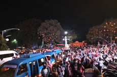 Ribuan Warga Tumpah Ruah di Kawasan Pasar Gede Solo, Saksikan 1.000 Lampion Imlek Menyala