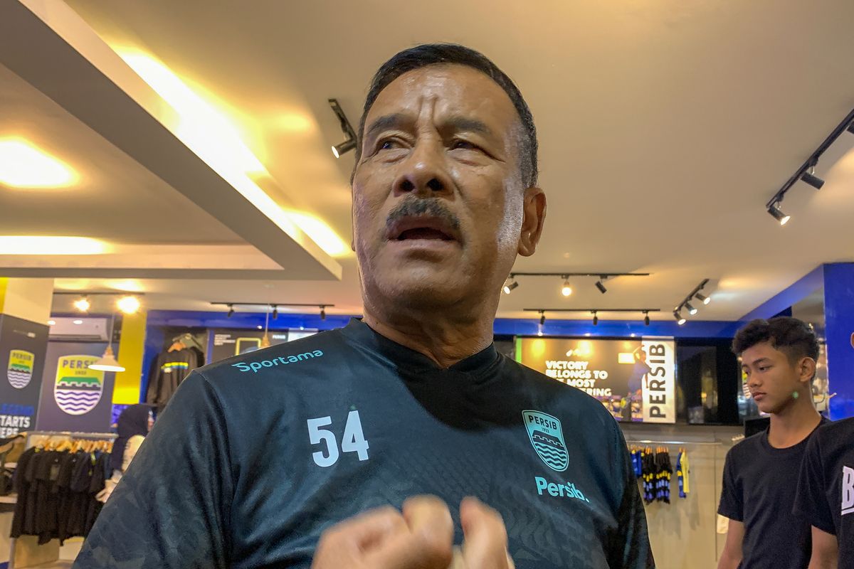 Komisaris PT Persib Bandung Bermartabat (PBB) Umuh Muchtar saat menjalanni wawancara dengan awak media di Graha Persib.