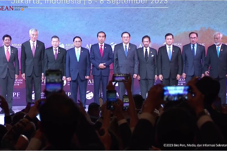 Presiden Joko Widodo berfoto bersama para pemimpin negara ASEAN seusai membuka ASEAN-Indopacific Forum 2023 di Hotel Mulia, Jakarta, Selasa (5/9/2023).