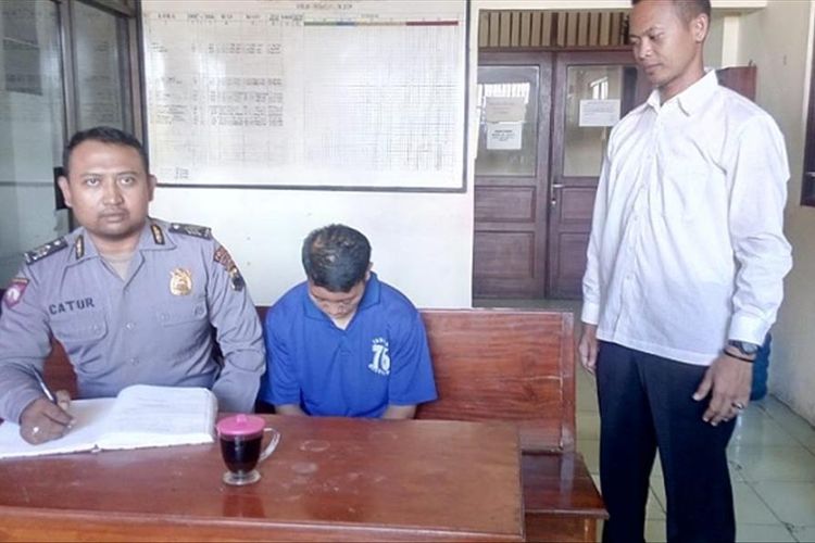 Tersangka Hendri warga Cimahi Jawa Barat saat berada di Polres Pekalongan Jawa Tengah.