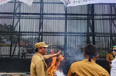 Demo di Depan Gedung DPR, Massa Apdesi Bakar Sampah dan Pukul Gerbang Pakai Palu
