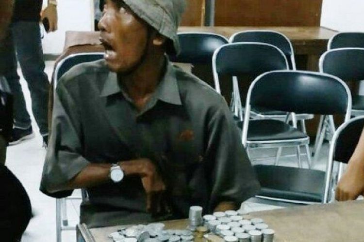 Legiman (52), pengemis yang terjaring razia PGOT Satpol PP Kabupaten Pati, mengaku memiliki kekayaan senilai lebih dari Rp 1 miliar, Sabtu (12/1/2019) malam. 