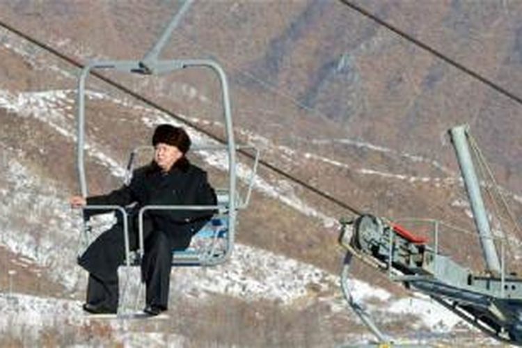 Pemimpin Korea Utara Kim Jong un terlihat sedang menginspeksi Resor Ski yang dibangunnya