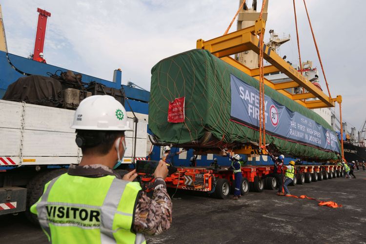 Rangkaian Kereta Cepat Jakarta-Bandung diturunkan dari kapal di Pelabuhan Tanjung Priok, Jakarta, Jumat (2/9/2022). Rangkaian kereta tersebut merupakan pengiriman tahap awal dari pelabuhan Qingdao di Provinsi Shandong, China, pada 21 Agustus 2022 lalu.