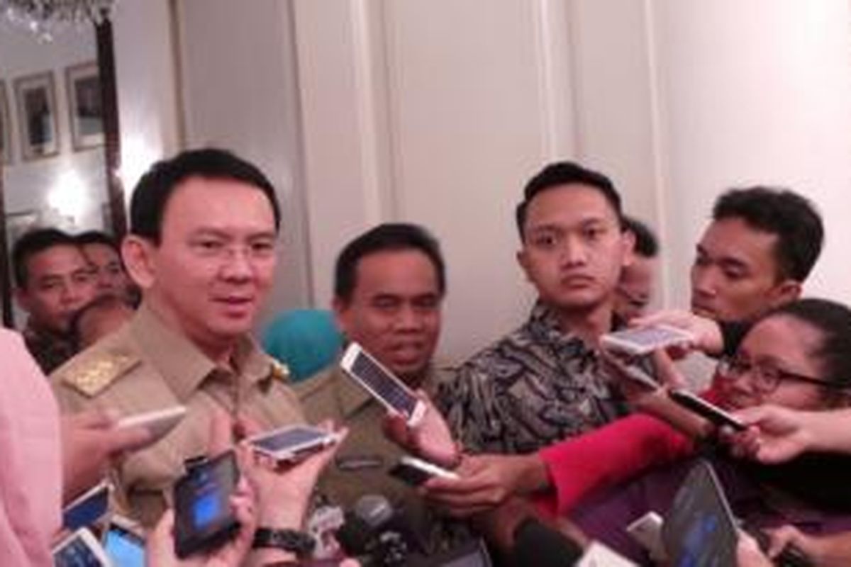 Gubernur DKI Jakarta Basuki Tjahaja Purnama wawancara bersama wartawan di Balai Kota. 