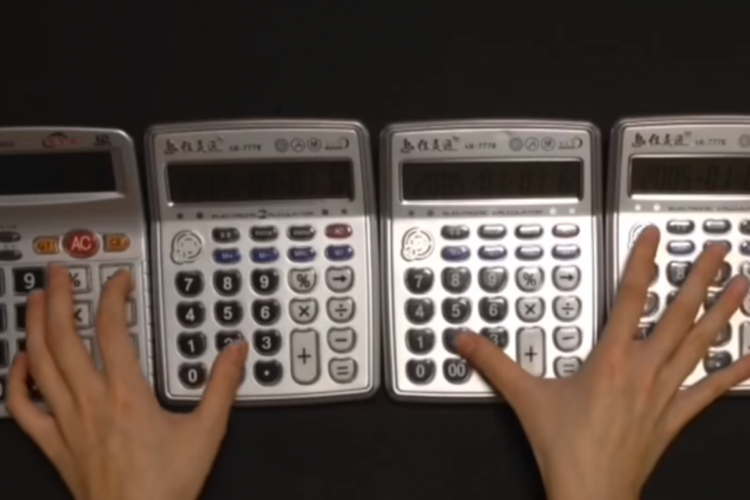Seorang YouTuber asal Jepang mendemonstrasikan cara menggunakan kalkulator sebagai instrumen musik.