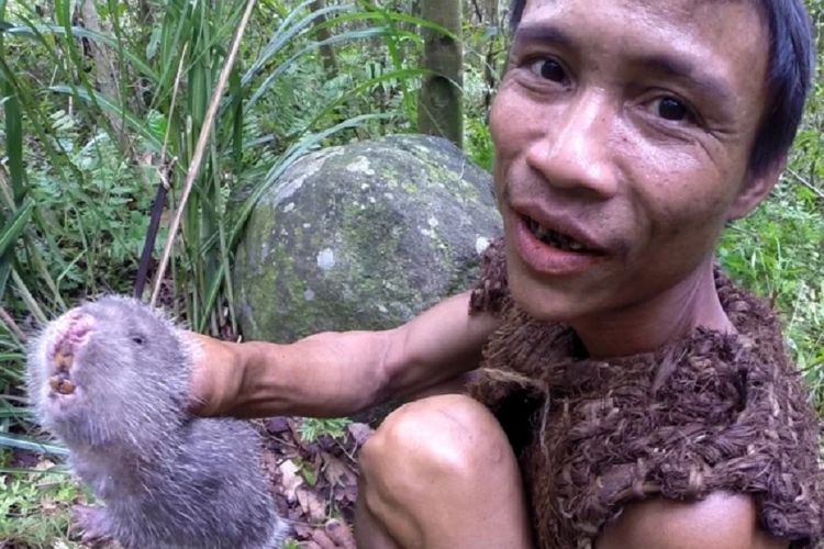 Ho Van Lang bersama dengan salah satu hewan yang ditangkapnya. Pria berusia 49 tahun ini dijuluki Mowgli Vietnam karena tinggal 41 tahun di hutan bersama ayahnya, setelah mereka kabur dari Perang Vietnam.