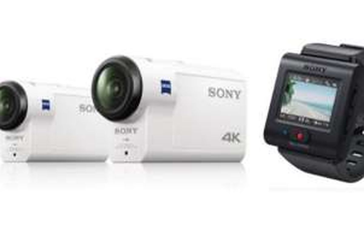 Kamera aksi Sony X3000R (tengah), AS300R (kiri), dan aksesori remote live view