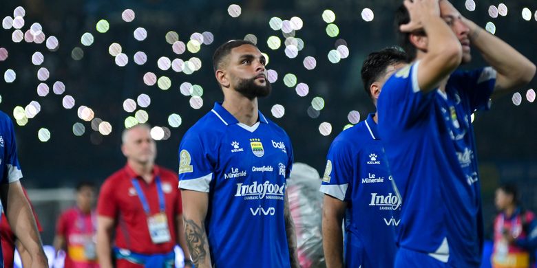 Mantan bintan Paris Saint-Germain (PSG) Layvin Kurzawa berbaju Persib Bandung. 