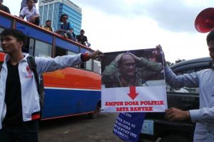 Kelompok demonstran dari Solidaritas Indonesia Timur yang menuntut Badan Kehormatan DPR dan Fraksi Partai Demokrat memecat Ruhut Sitompul karena dianggap melakukan perbuatan rasial, Jumat (10/1/2014), di depan Gedung DPR, Jakarta.