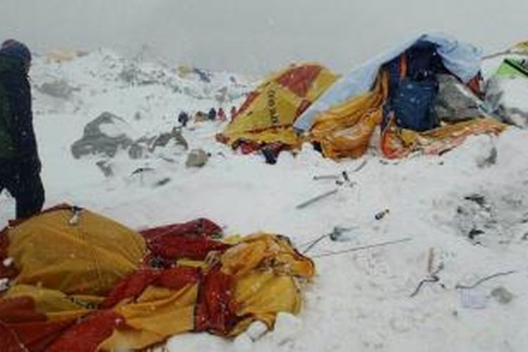 Tenda para pendaki tak beraturan setelah terkena longsor akibat dampak gempa 7,9 Skala Richter (SR) yang berpusat di Nepal, Sabtu (25/4/2015).