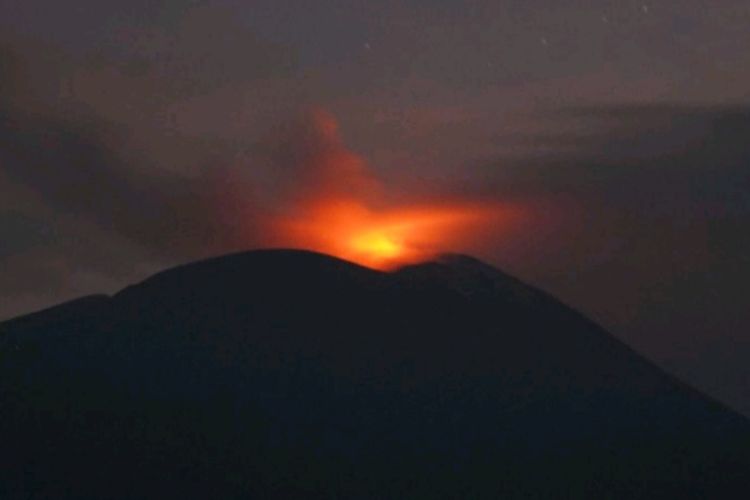 Foto: Gunung api Ile Lewotolok, Kabupaten Lembata, NTT, kembali meletus, Kamis (2/6/2022).
