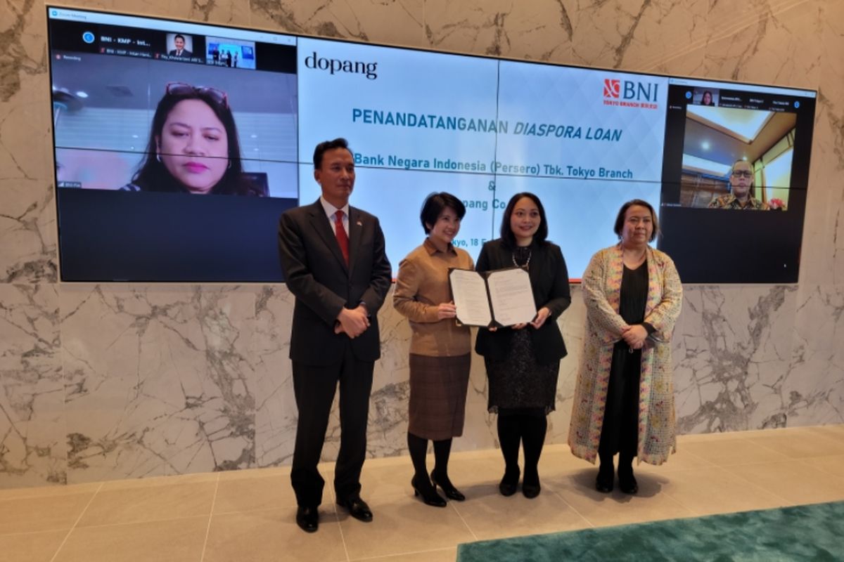 (Ki-ka) Wakil Duta Besar Republik Indonesia Tri Purnajaya, Founder Dopang Co Ltd Tania Mirella, Acting General Manager BNI Tokyo Dyah Paramita Novia Putri, dan Kepala Bidang Ekonomi KBRI Tokyo Rima Cempaka serta disaksikan secara virtual oleh Pemimpin Divisi Internasional BNI Legendariah B Rasuanto dan Kepala Pewakilan Bank Indonesia di Tokyo Hilman Tisnawan dalam acara kerja sama pembiayaan dengan Dopang Co Ltd, Jumat (18/2/2022).