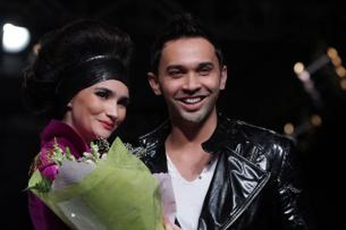 Artis peran Teuku Zacky bersama istrinya, Usmanova Ilmira, memeragakan busana rancangan Denny Wirawan, yang bertema Retro Stile Romantico, pada ajang Jakarta Fashion Week 10/11/2013 di Pacific Place, Jakarta, Senin (8/11/2010) malam. Kegiatan ini menampilkan karya 159 perancang busana dan berlangsung hingga 12 November 2010. 