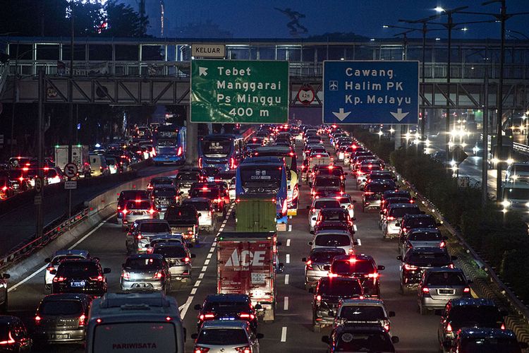 Suasana kendaraan terjebak macet di Jalan Tol Cawang-Grogol, Jakarta Selatan, Jumat (5/6/2020). Pada hari pertama penerapan Pembatasan Sosial Berskala Besar (PSBB) transisi, lalu lintas di sejumlah jalan di DKI Jakarta terpantau padat hingga terjadi kemacetan.