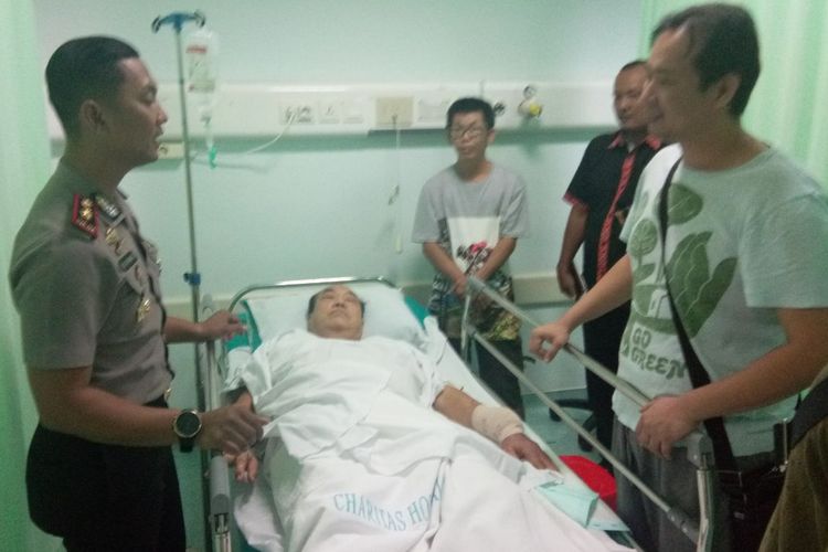 Djulijono (71) pemilik toko emas yang menjadi korban perampokan menjalani perawatan di Rumah Sakit (RS) Charitas Palembang, Sumatera Selatan setelah dibacok oleh pelaku, Rabu (3/4/2019).