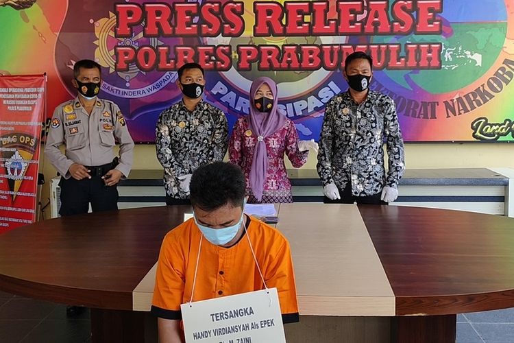 Tersangka Hendy oknum ASN Pemkot Prabumulih diperlihatkan pada wartawan saat press release usai tertangkap karena mengkonsumsi sabu.