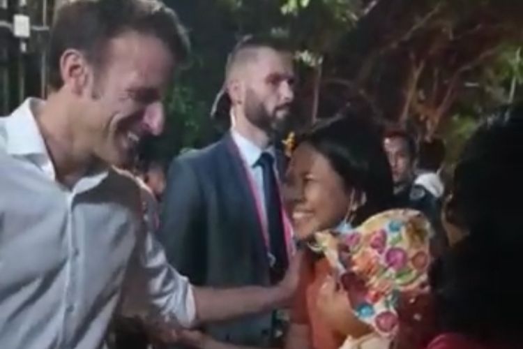 Presiden Prancis Emmanuel Macron saat menyapa Ni Luh Nana Putri Ani bersama warga lain di Jalan Uluwatu, Ungasan, Badung, Bali usai menghadiri acara Gala Dinner bersama pemimpin delegasi G20 di GWK, pada Selasa (15/11/2022). /Dok. Istimewa