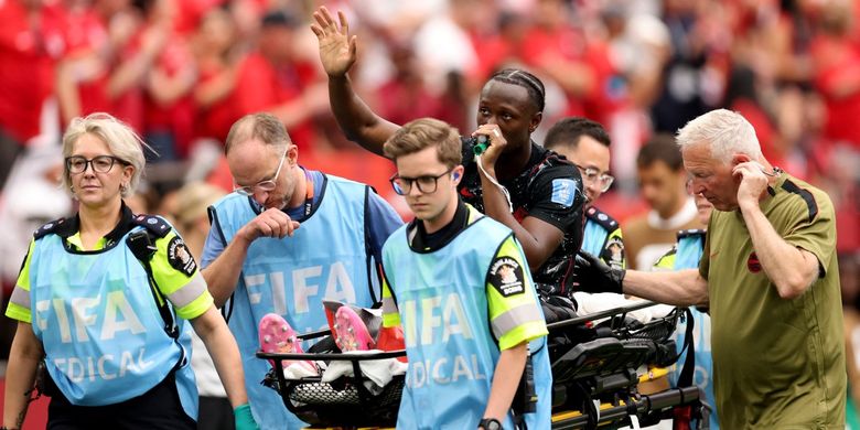 Ismael Kone dari timnas Kanada melambaikan tangan ke arah penonton saat ia ditandu keluar lapangan setelah dilanggar oleh Assim Madibo dari Qatar pada pertandingan Grup B Piala Dunia FIFA 2026 antara Kanada dan Qatar di BC Place Vancouver pada 18 Juni 2026 di Vancouver, British Columbia.