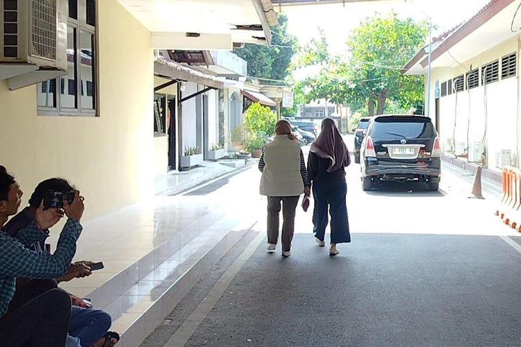 Istri Bupati Pemalang Terlihat di Mapolres Usai OTT KPK, Senyum dan Pilih Diam Saat Ditanya Wartawan