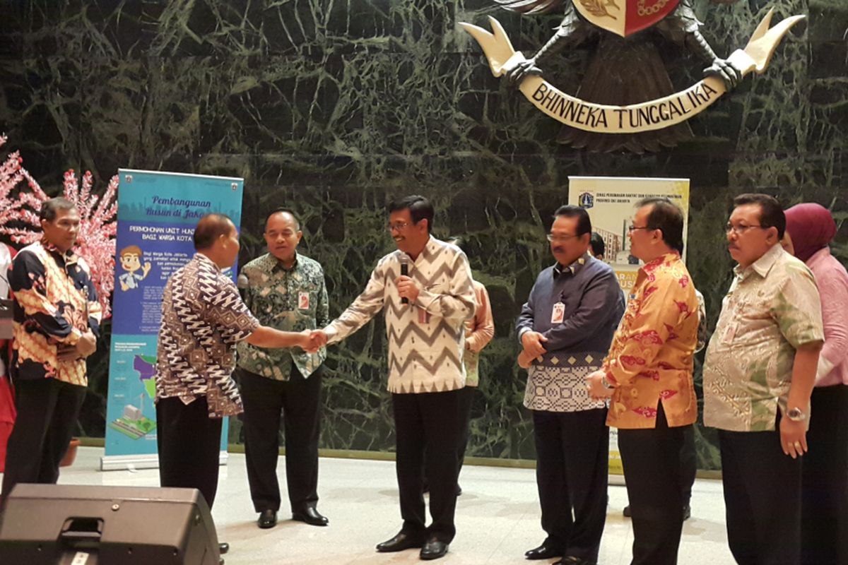 Gubernur DKI Jakarta Djarot Saiful Hidayat saat mengundi unit rusun untuk masyarakat berpenghasilan rendah (MBR) di Balai Kota DKI Jakarta, Jalan Medan Merdeka Selatan, Jumat (15/9/2017).