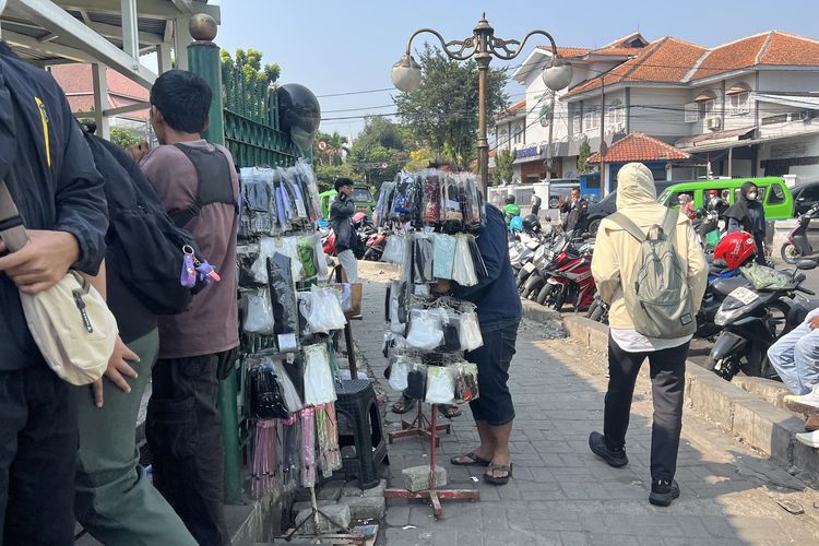 Abu Vulkanik Anak Krakatau Tersebar, Penumpang KRL di Bogor Pilih Beli Masker Secukupnya