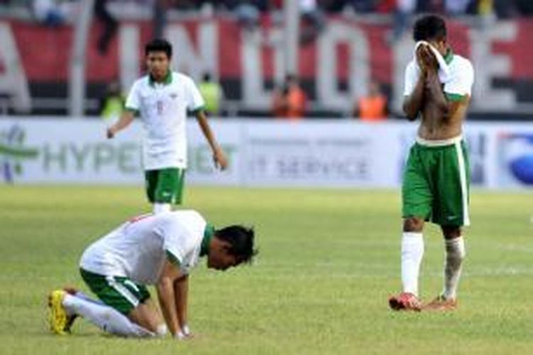 Para pemain Timnas Indonesia tak kuasa menahan kepedihan usai dikalahkan Korea Selatan dalam laga kualifikasi Piala AFC U-23 di Stadion Gelora Bung Karno, Senayan, Jakarta, Selasa (31/3/2015). Indonesia menelan kekalahan 0-4 dari Korea Selatan.