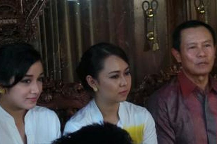 Kabareskrim Komisaris Jenderal Sutarman bersama istri, anak, dan menantunya di kediaman Sutarman, kawasan Bintaro, Rabu (9/10/2013). Sutarman adalah calon tunggal Kapolri.