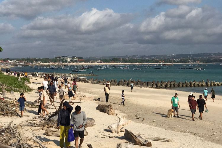 Suasana Pantai Kelan, Bali, pada Kamis (1/6/2023) sebelum mendaratnya pesawat Airbus A380 Emirates.