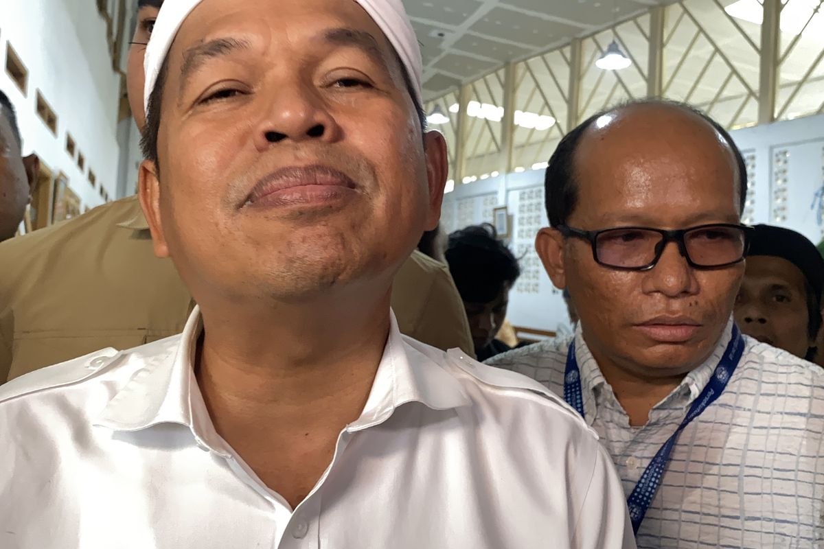 Gubernur Jawa Barat, Dedi Mulyadi saat diwawancarai oleh awak media di Kampung Tangkil Rt4 Rw1, Desa Tangkil, Kecamatan Cidahu Kabupaten Sukabumi. Senin (30/6/2025)